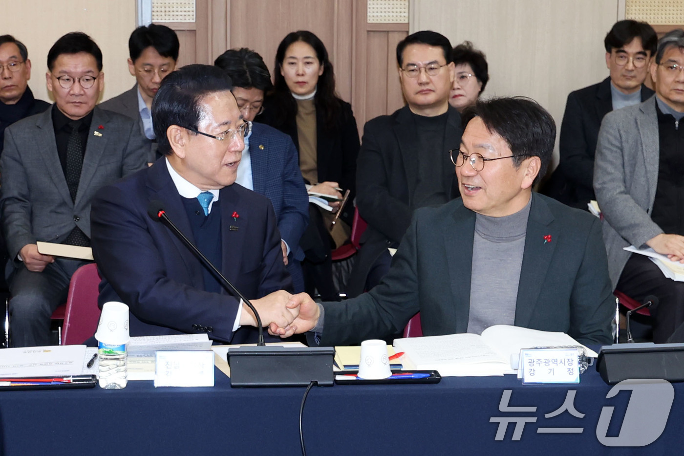 (광주=뉴스1) 이승현 기자 = 25일 광주 서구 김대중컨벤션센터에서 열린 광주전남 행정통합 특별법 제정을 위한 간담회에서 김영록 전남도지사와 강기정 광주시장이 악수하고 있다. 2 …