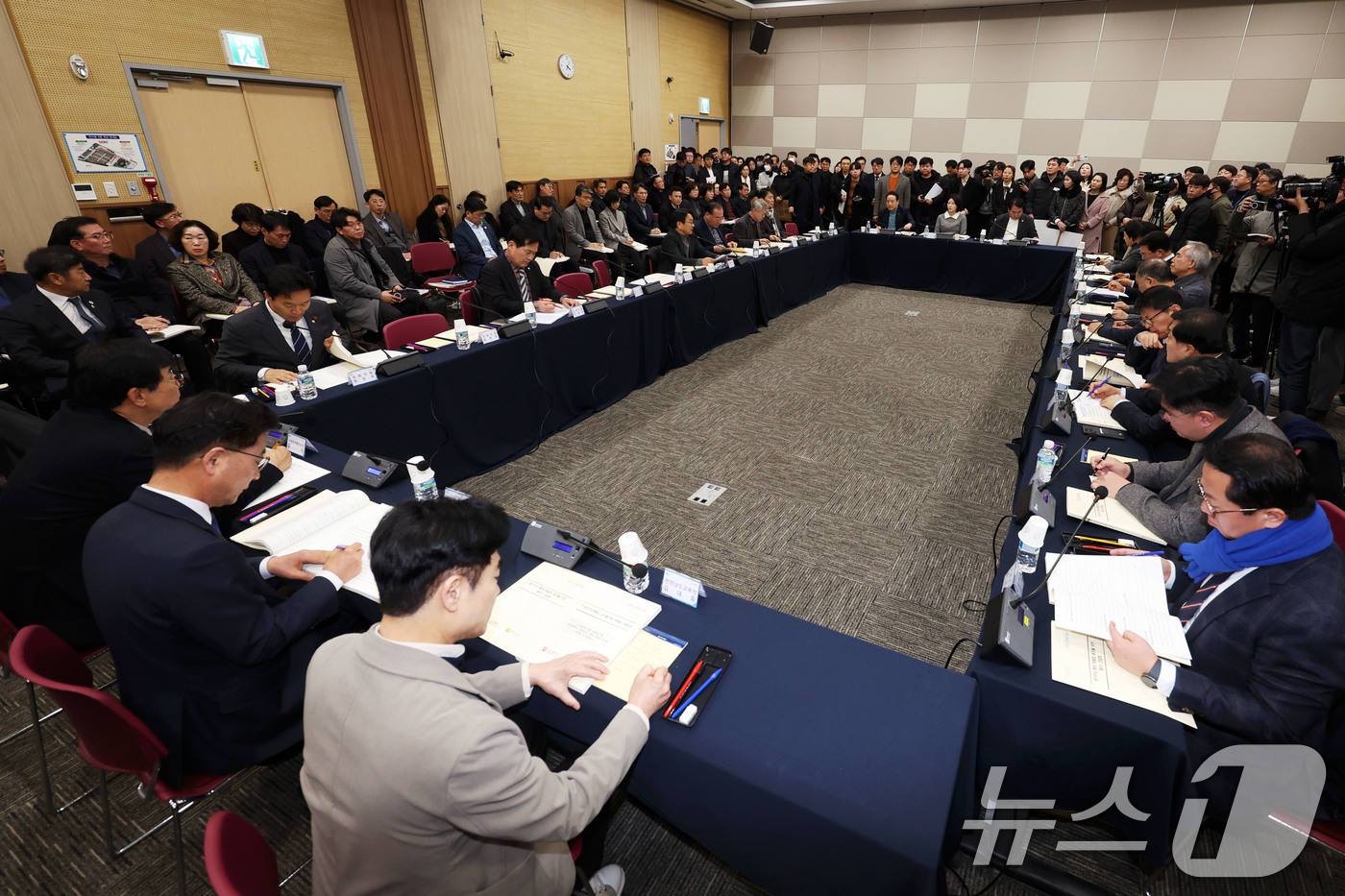 (광주=뉴스1) 이승현 기자 = 25일 광주 서구 김대중컨벤션센터에서 광주전남 행정통합 특별법 제정을 위한 간담회가 김영록 전남도지사와 강기정 광주시장 등이 참석해 열리고 있다. …