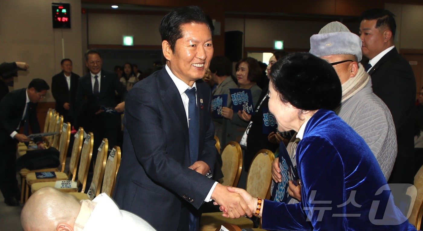 (제주=뉴스1) 강승남 기자 = 더불어민주당 정청래 대표가 25일 오후 제주상공회의소에서 열린 \'청솔포럼\' 비전 선포식에서 한 지지자와 인사를 나누고 있다 청솔포럼은 정 대표를 …