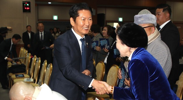 지지자와 악수하는 정청래 대표