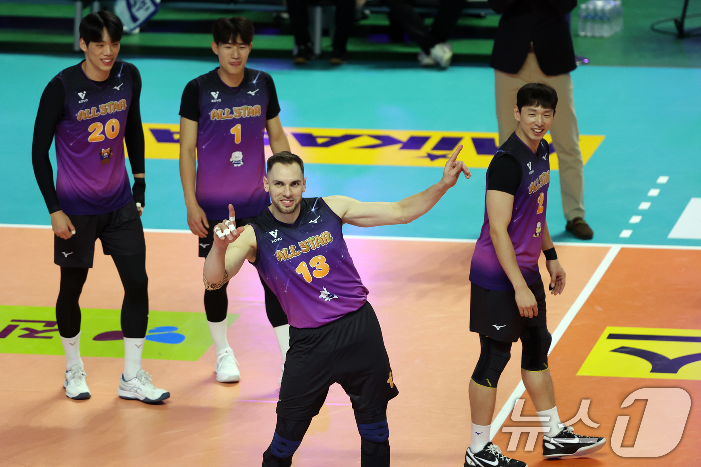 (춘천=뉴스1) 황기선 기자 = 25일 오후 강원 춘천 호반체육관에서 열린 프로배구 '2025-2026 진에어 V리그 올스타전' 남자부 K-스타와 V-스타의 경기에서 V-스타 비예 …