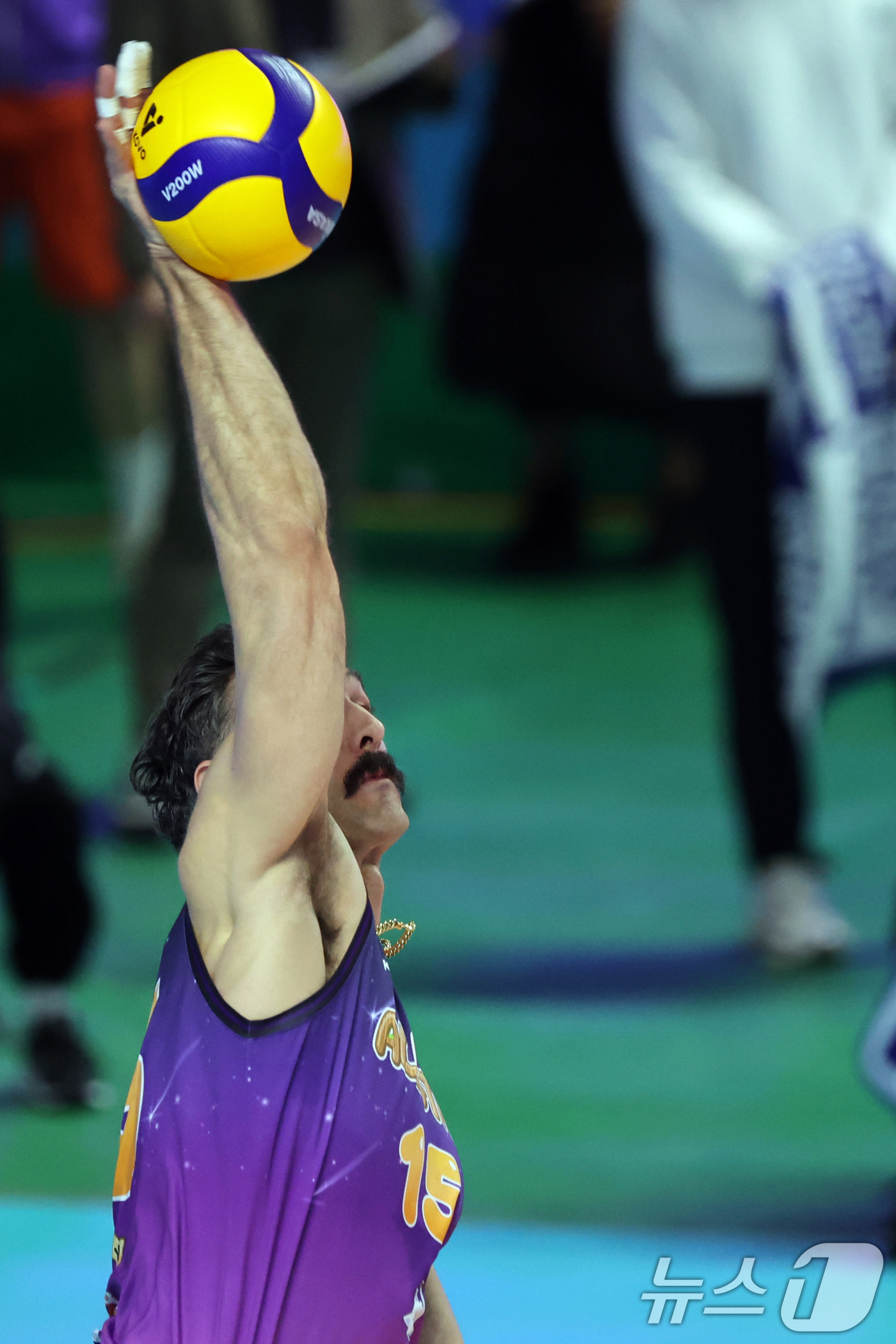 (춘천=뉴스1) 황기선 기자 = 25일 오후 강원 춘천 호반체육관에서 열린 프로배구 '2025-2026 진에어 V리그 올스타전' 남자부 K-스타와 V-스타의 경기에서 V-스타 러셀 …