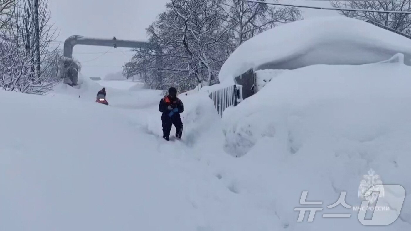본문 이미지 - 러시아 극동 캄차카반도에서 15일(현지시간) 러시아 구조대가 깊은 눈 속에서 집을 파내고 있다. 2026.1.15 ⓒ AFP=뉴스1 ⓒ News1 김경민 기자