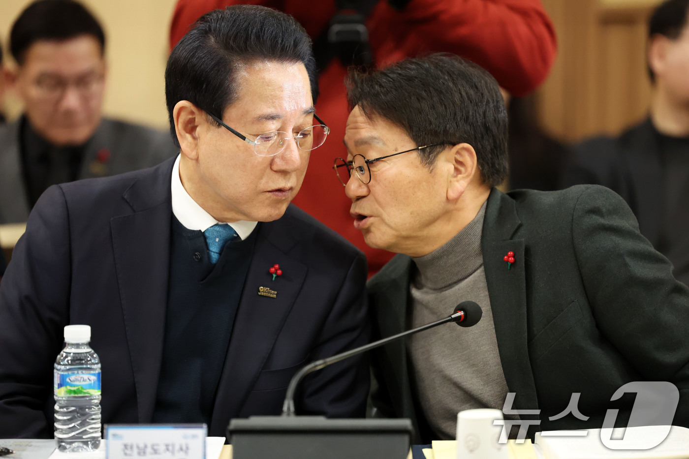 (광주=뉴스1) 이승현 기자 = 25일 광주 서구 김대중컨벤션센터에서 열린 광주전남 행정통합 특별법 제정을 위한 간담회에서 김영록 전남도지사와 강기정 광주시장이 귓속말 하고 있다. …