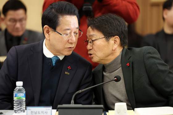 귀엣말 나누는 강기정 광주시장과 김영록 전남지사