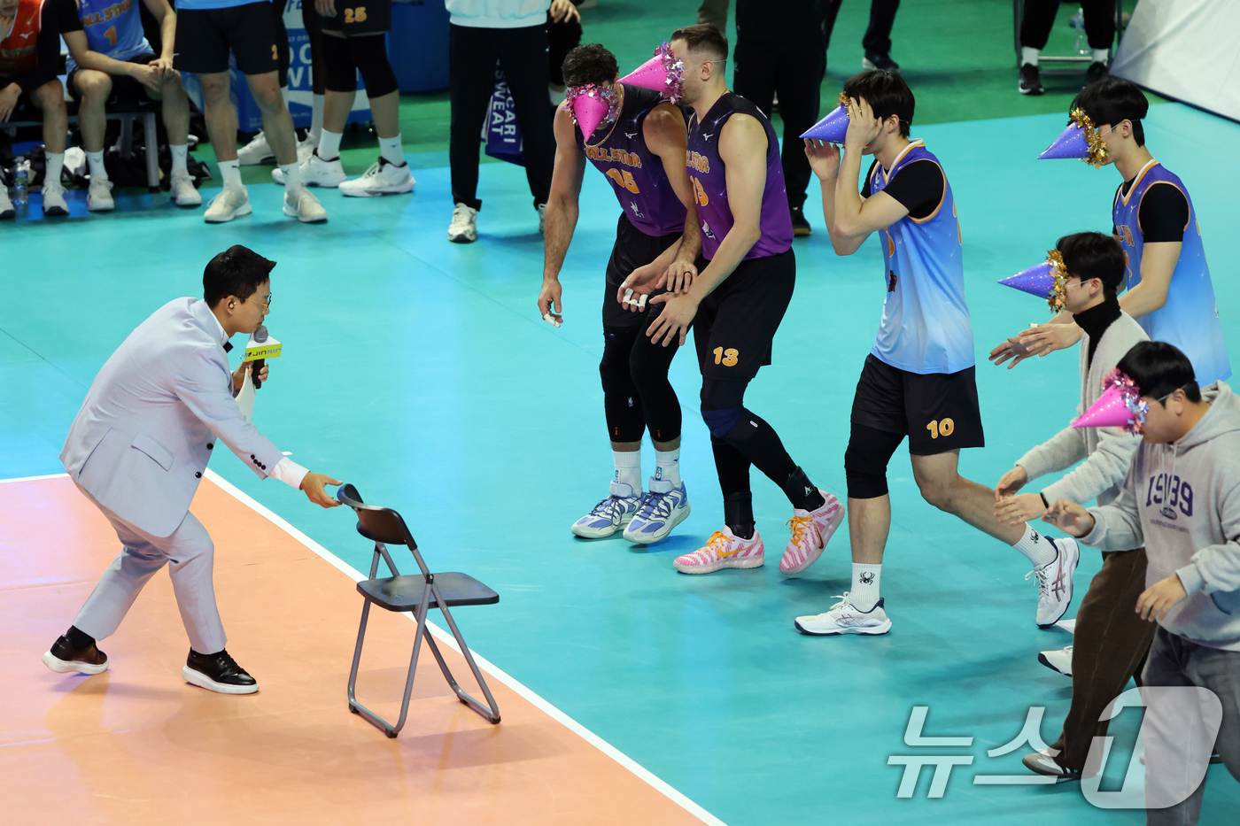 (춘천=뉴스1) 황기선 기자 = 25일 오후 강원 춘천 호반체육관에서 열린 프로배구 '2025-2026 진에어 V리그 올스타전' 남자부 K-스타와 V-스타의 경기에서 양팀선수들과 …