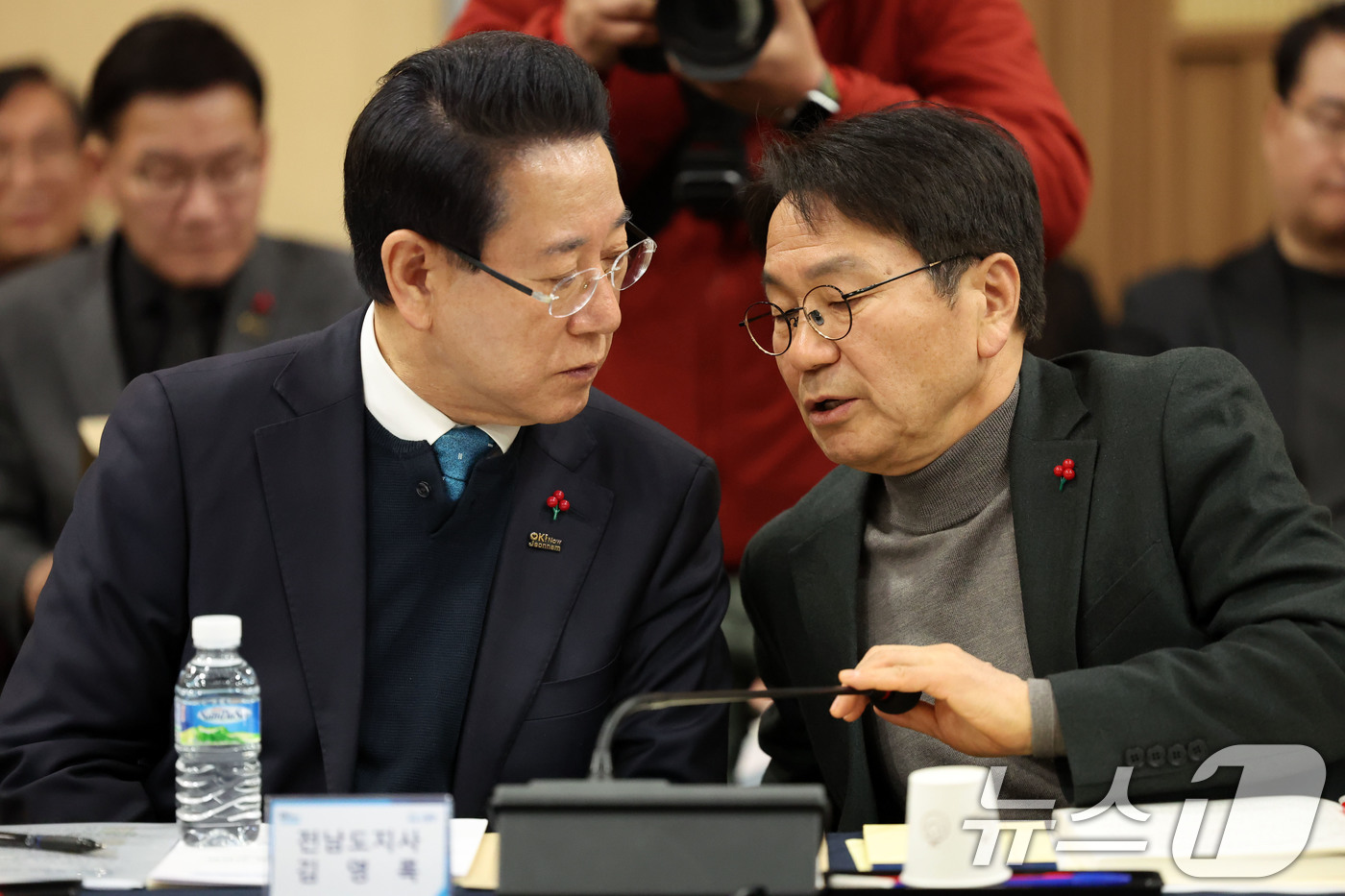 (광주=뉴스1) 이승현 기자 = 25일 광주 서구 김대중컨벤션센터에서 열린 광주전남 행정통합 특별법 제정을 위한 간담회에서 김영록 전남도지사와 강기정 광주시장이 대화를 나누고 있다 …