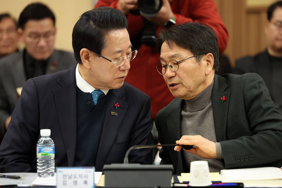 강기정-김영록 '마이크는 잠시 내려두고'