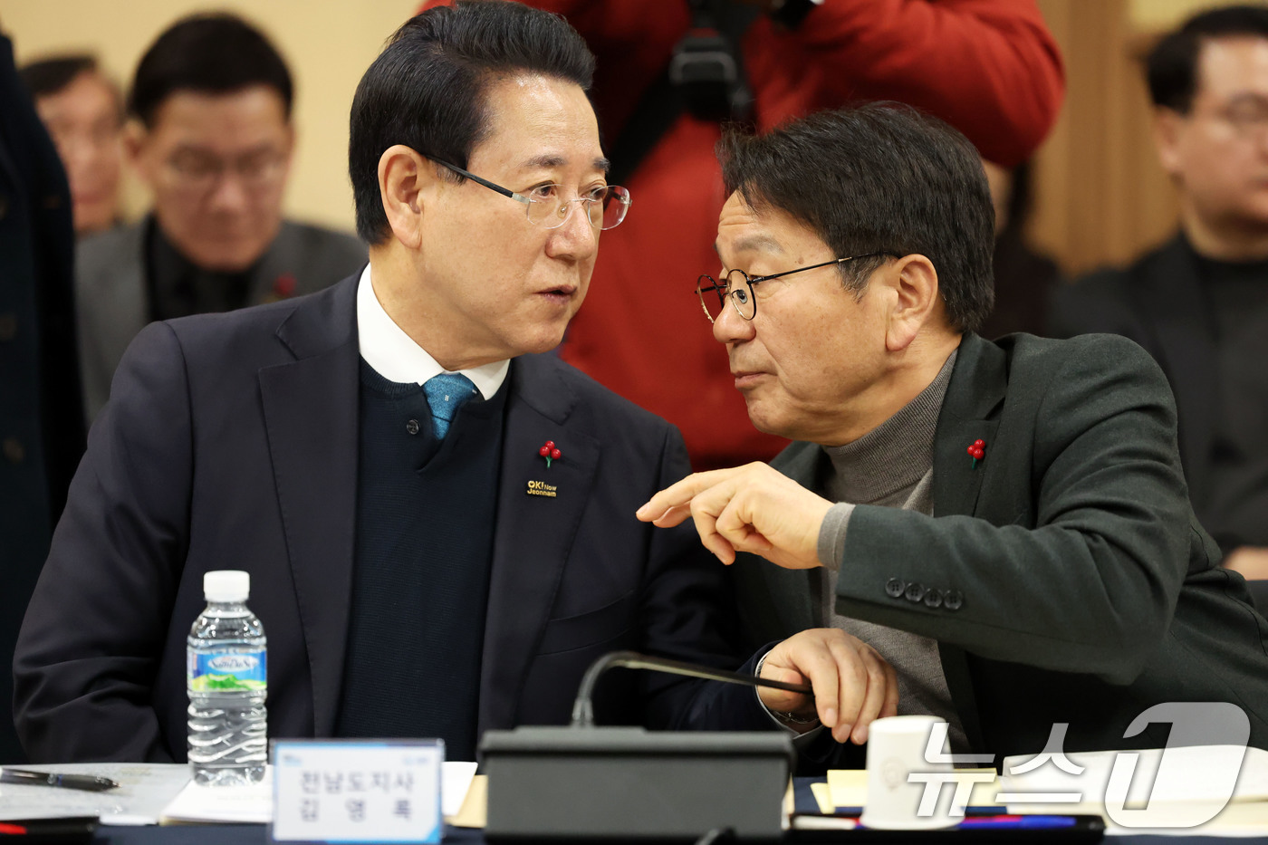 (광주=뉴스1) 이승현 기자 = 25일 광주 서구 김대중컨벤션센터에서 열린 광주전남 행정통합 특별법 제정을 위한 간담회에서 김영록 전남도지사와 강기정 광주시장이 대화를 나누고 있다 …