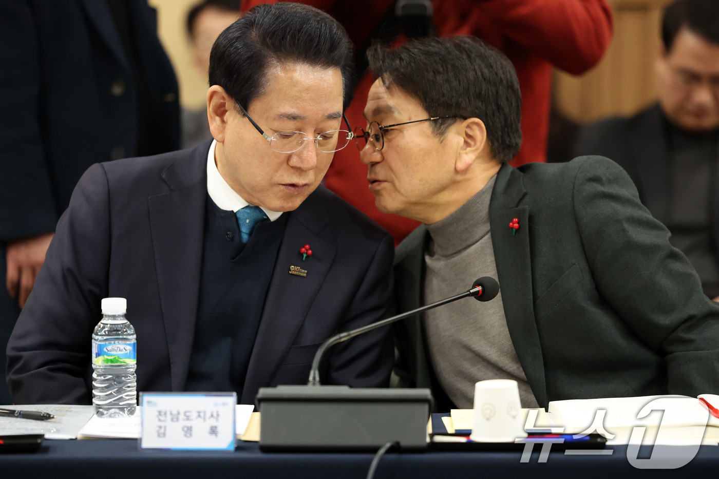 (광주=뉴스1) 이승현 기자 = 25일 광주 서구 김대중컨벤션센터에서 열린 광주전남 행정통합 특별법 제정을 위한 간담회에서 김영록 전남도지사와 강기정 광주시장이 대화를 나누고 있다 …