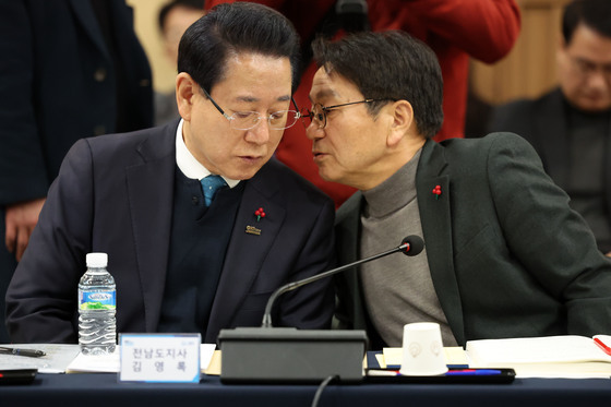 귀엣말 나누는 강기정-김영록