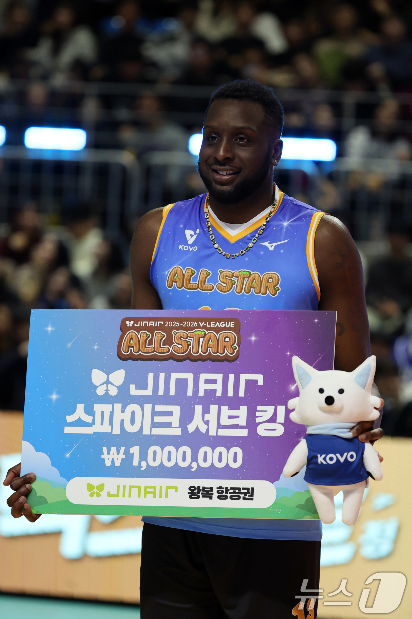 (춘천=뉴스1) 황기선 기자 = 25일 오후 강원 춘천 호반체육관에서 열린 프로배구 '2025-2026 진에어 V리그 올스타전' 스파이크서브 킹 콘테스트에서 우승을 차지한 K-스타 …