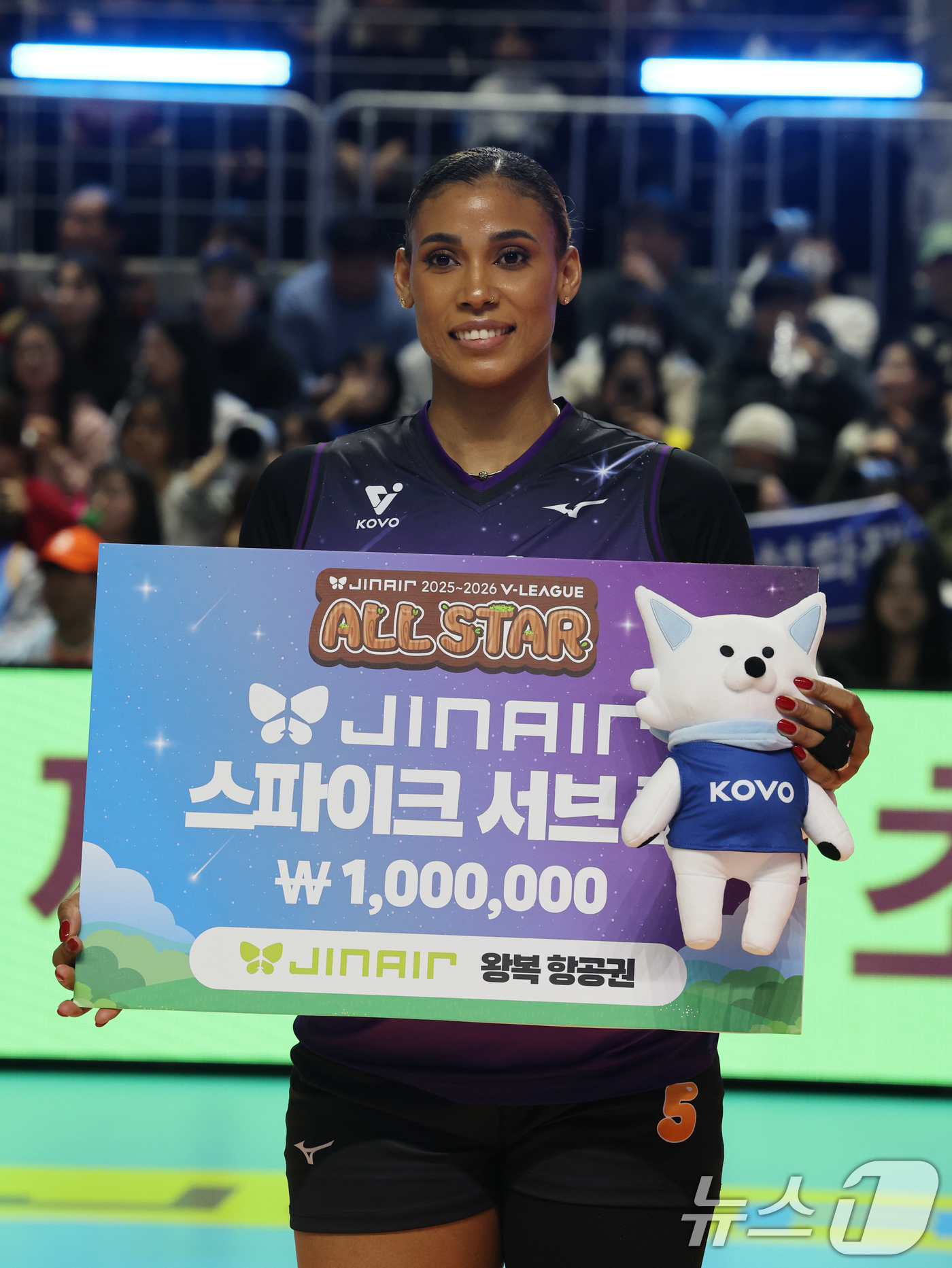 (춘천=뉴스1) 황기선 기자 = 5일 오후 강원 춘천 호반체육관에서 열린 프로배구 '2025-2026 진에어 V리그 올스타전' 스파이크서브 퀸 콘테스트에서 우승을 차지한 V-스타 …