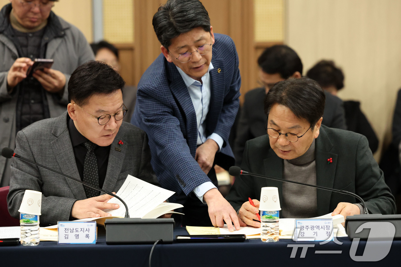 (광주=뉴스1) 이승현 기자 = 25일 광주 서구 김대중컨벤션센터에서 열린 광주전남 행정통합 특별법 제정을 위한 간담회에서 강위원 행정통합 추진기획단장과 강기정 광주시장이 자료를 …