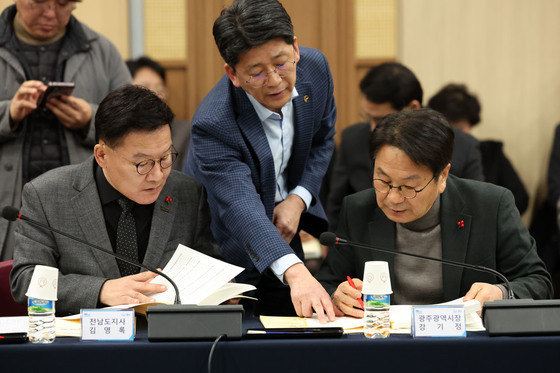 자료 살피는 강위원 추진단장과 강기정 광주시장