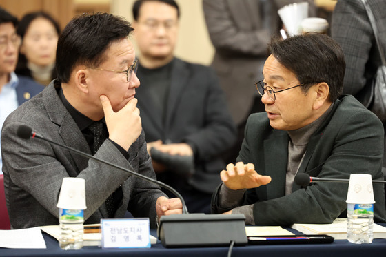 간담회 전 대화 나누는 강위원 추진단장과 강기정 광주시장