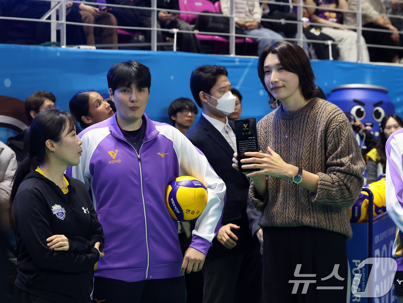 (춘천=뉴스1) 황기선 기자 = '배구여제' 김연경이 25일 오후 강원 춘천 호반체육관에서 열린 프로배구 '2025-2026 진에어 V리그 올스타전'에서 감사패를 들고 선수들과 대 …