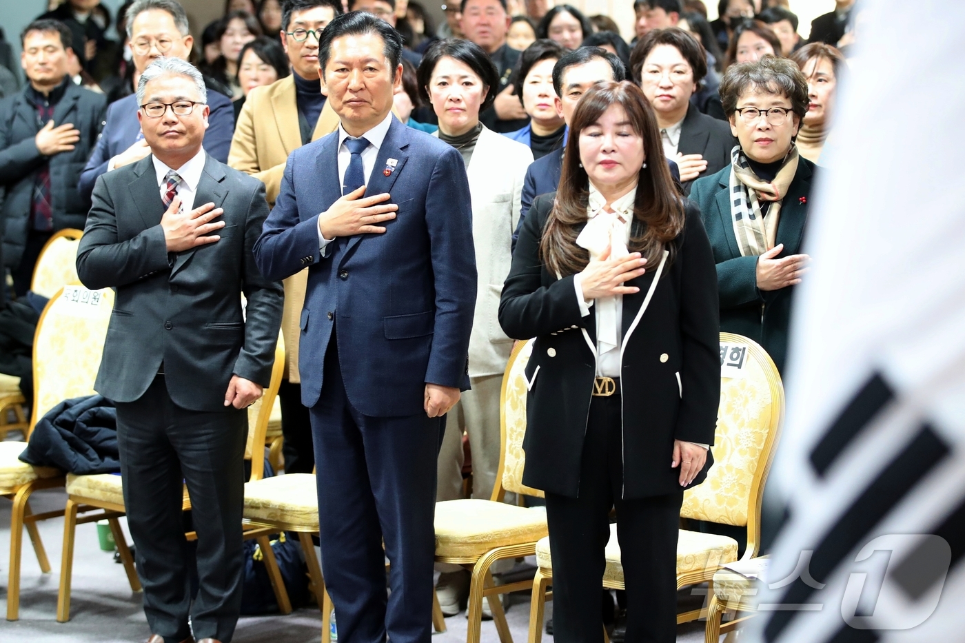 (제주=뉴스1) 강승남 기자 = 정청래 더불어민주당 대표가 25일 오후 제주상공회의소에 열린 '청솔포럼' 비전선포식에서 국민의례를 하고 있다. 청솔포럼은 정 대표 지지자들의 모임이 …