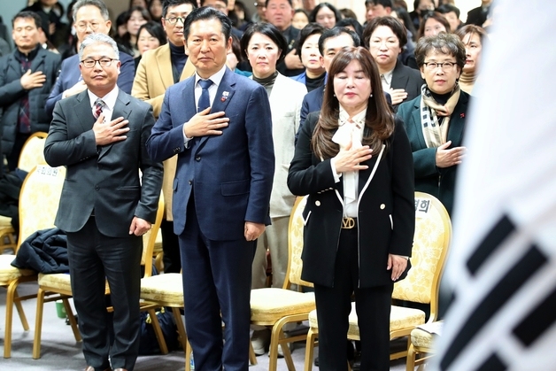 국민의례 하는 정청래 대표
