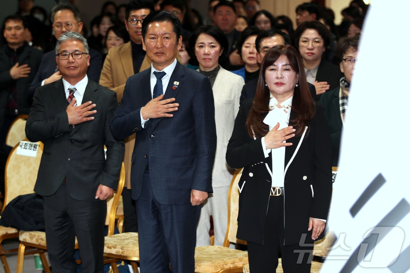 (제주=뉴스1) 강승남 기자 = 정청래 더불어민주당 대표가 25일 오후 제주상공회의소에 열린 \'청솔포럼\' 비전선포식에서 국민의례를 하고 있다. 청솔포럼은 정 대표 지지자들의 모 …