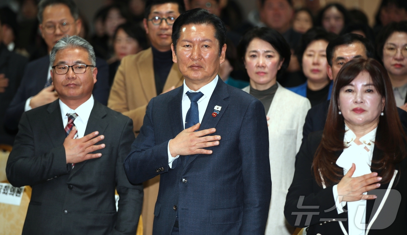 (제주=뉴스1) 강승남 기자 = 정청래 더불어민주당 대표가 25일 오후 제주상공회의소에 열린 \'청솔포럼\' 비전선포식에서 국민의례를 하고 있다. 청솔포럼은 정 대표 지지자들의 모 …