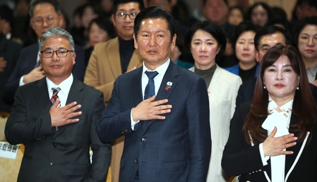 지지자들과 함께…국민의례 하는 정청래 대표