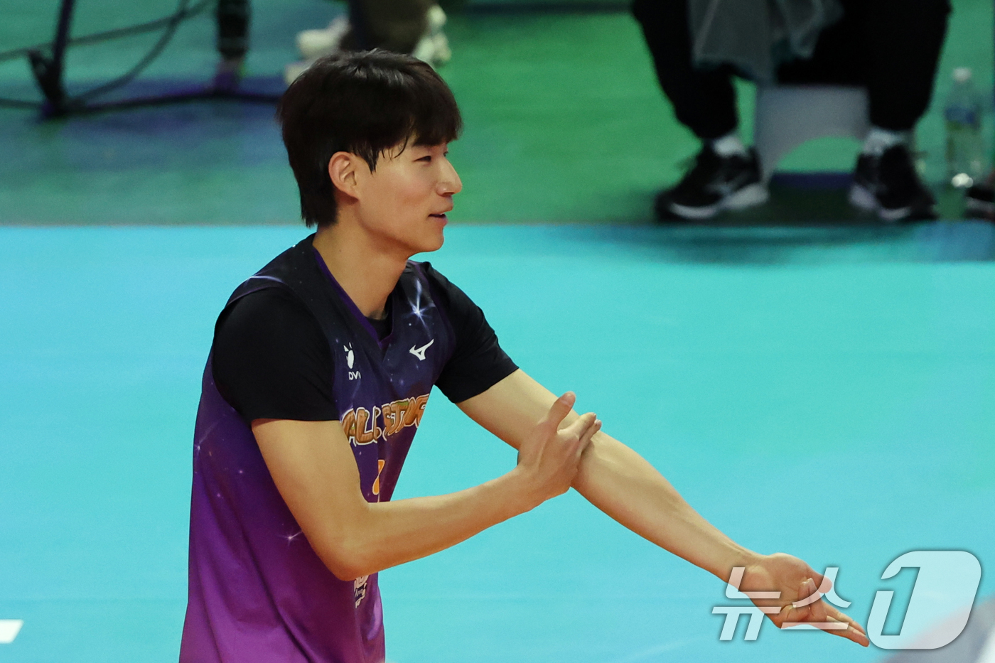 (춘천=뉴스1) 황기선 기자 = 25일 오후 강원 춘천 호반체육관에서 열린 프로배구 '2025-2026 진에어 V리그 올스타전' 남자부 K-스타와 V-스타의 경기에서 V-스타 김우 …