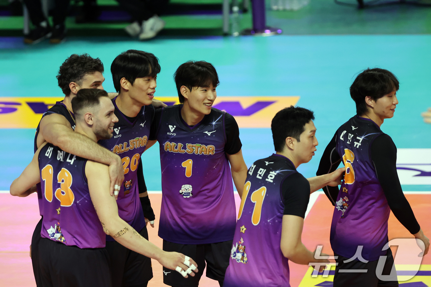 (춘천=뉴스1) 황기선 기자 = 25일 오후 강원 춘천 호반체육관에서 열린 프로배구 '2025-2026 진에어 V리그 올스타전' 남자부 K-스타와 V-스타의 경기에서 공격에 성공한 …