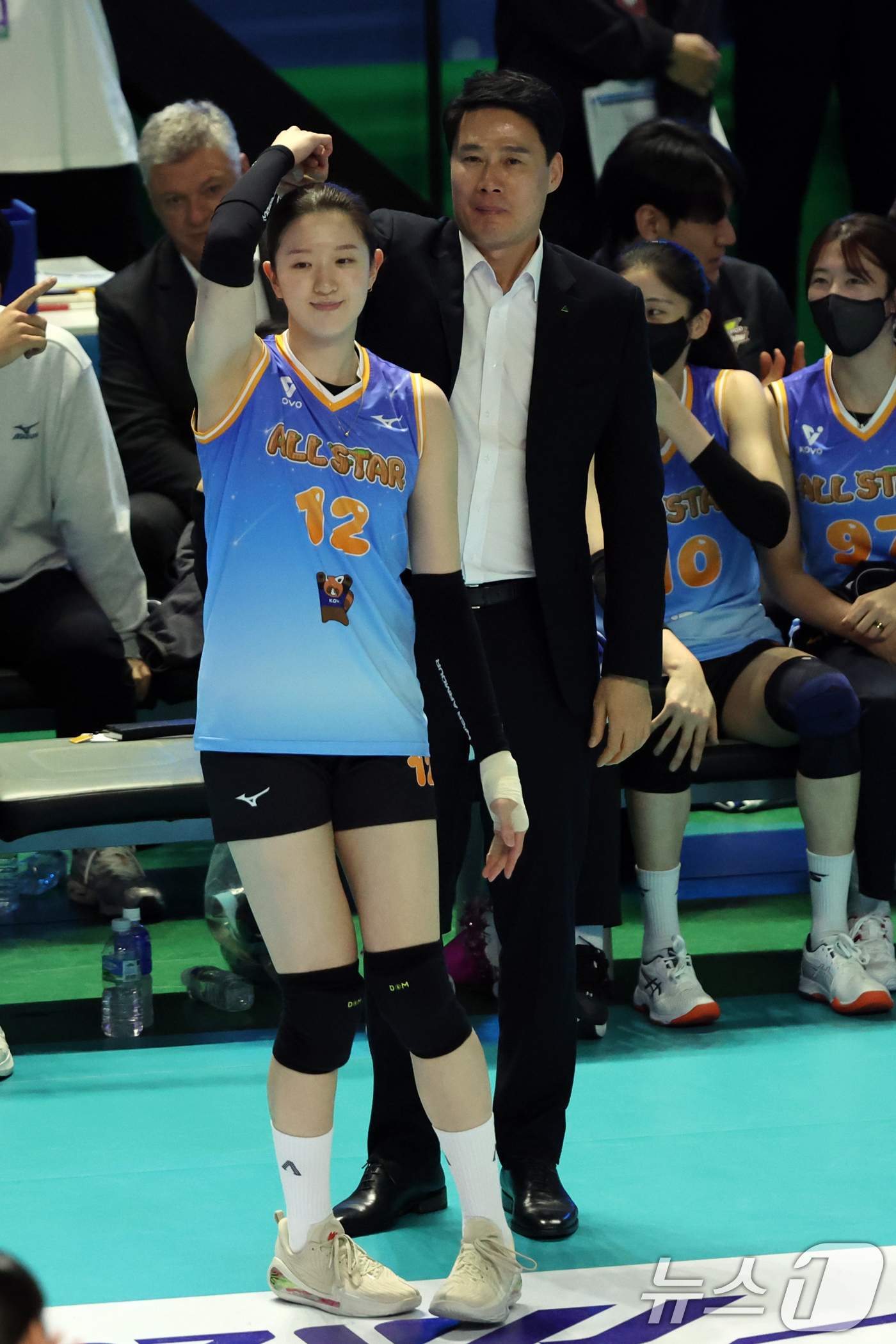 (춘천=뉴스1) 황기선 기자 = 25일 오후 강원 춘천 호반체육관에서 열린 프로배구 '2025-2026 진에어 V리그 올스타전' 여자부 K-스타와 V-스타의 경기에서 득점에 성공한 …