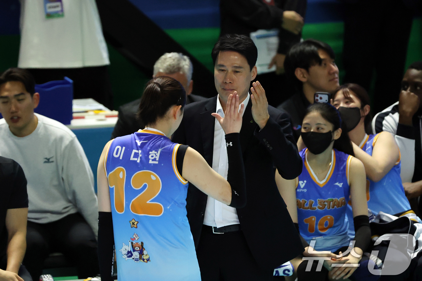 (춘천=뉴스1) 황기선 기자 = 25일 오후 강원 춘천 호반체육관에서 열린 프로배구 '2025-2026 진에어 V리그 올스타전' 여자부 K-스타와 V-스타의 경기에서 득점에 성공한 …