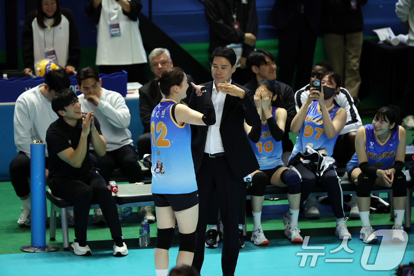 (춘천=뉴스1) 황기선 기자 = 25일 오후 강원 춘천 호반체육관에서 열린 프로배구 '2025-2026 진에어 V리그 올스타전' 여자부 K-스타와 V-스타의 경기에서 득점에 성공한 …