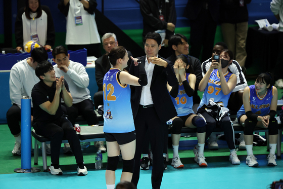 이다현 '강성형 감독님과 함께 댄스'