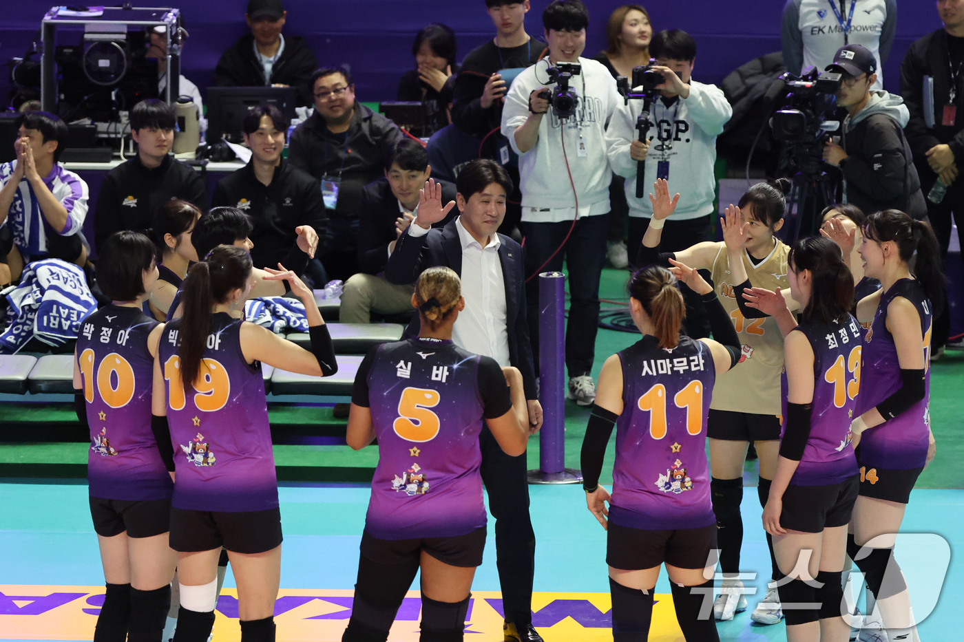 (춘천=뉴스1) 황기선 기자 = 25일 오후 강원 춘천 호반체육관에서 열린 프로배구 '2025-2026 진에어 V리그 올스타전' 여자부 K-스타와 V-스타의 경기에서 V-스타 선수 …