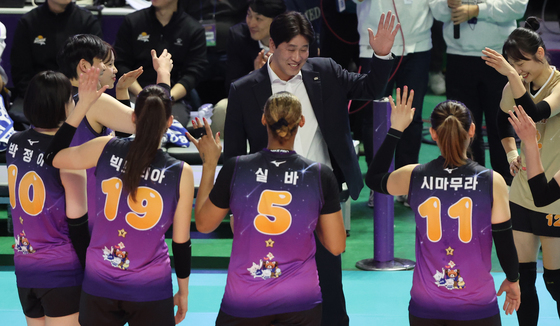 김종민 감독 '선수들과 굿굿바이 댄스'