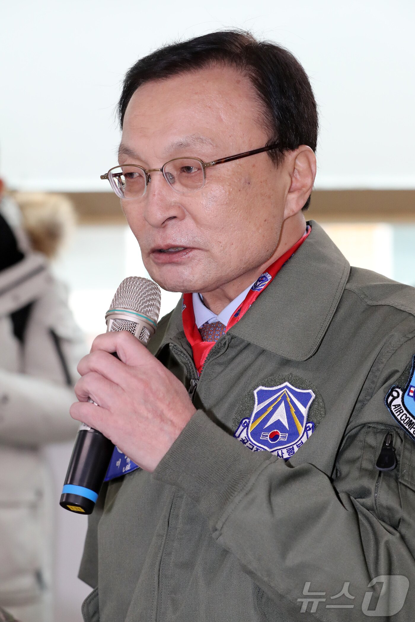 본문 이미지 - 베트남 출장 중 심근경색으로 위중한 상태에 빠졌던 이해찬 민주평화통일자문회의 수석부의장이 25일 베트남 호찌민에서 향년 73세를 일기로 별세했다. 사진은 지난 2019년 1월 31일 경기도 오산 공군작전사령부을 방문해 군 장병들과의 점심식사 전 인사말을 하는 모습. 2026.1.25/뉴스1