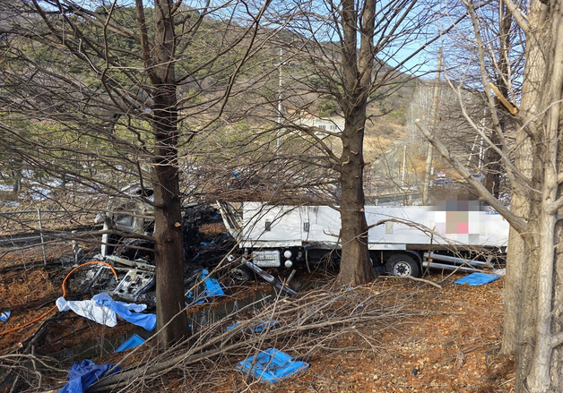 고창 서해안고속도로 9.1톤 화물차 추돌·화재…1명 사망·4명 부상