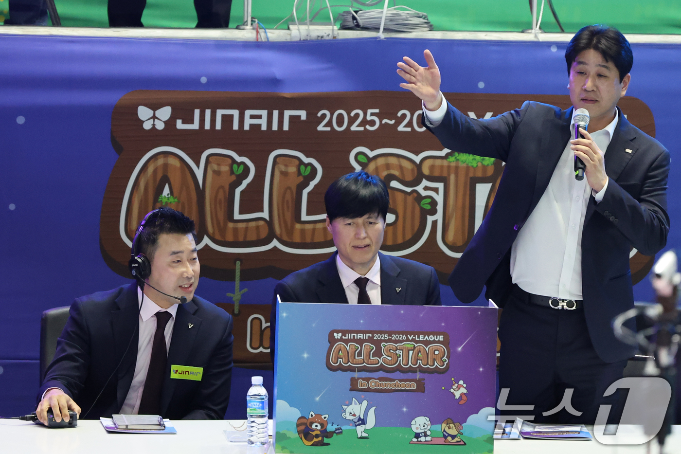 (춘천=뉴스1) 황기선 기자 = 25일 오후 강원 춘천 호반체육관에서 열린 프로배구 '2025-2026 진에어 V리그 올스타전' 여자부 K-스타와 V-스타의 경기에서 김종민 V-스 …