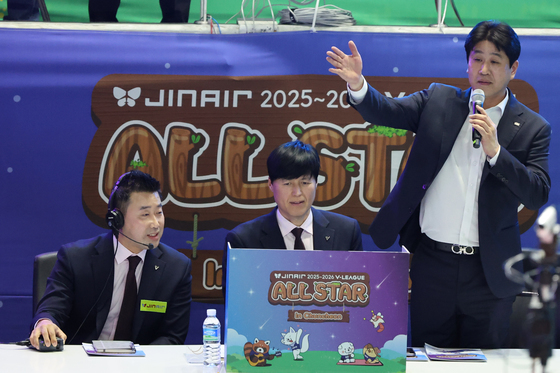 비디오 판독하는 김종민 감독