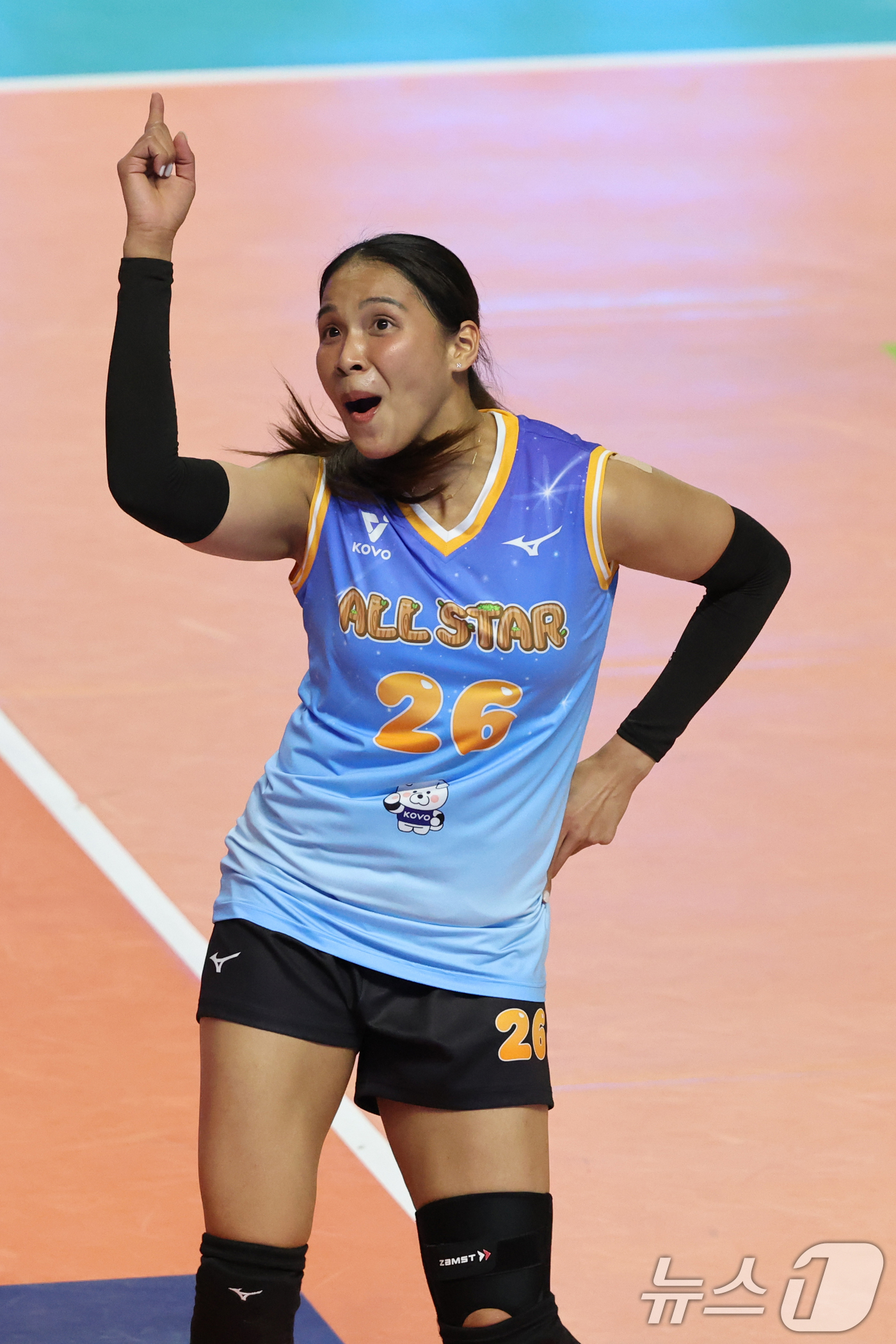 (춘천=뉴스1) 황기선 기자 = 25일 오후 강원 춘천 호반체육관에서 열린 프로배구 '2025-2026 진에어 V리그 올스타전' 여자부 K-스타와 V-스타의 경기에서 득점에 성공한 …