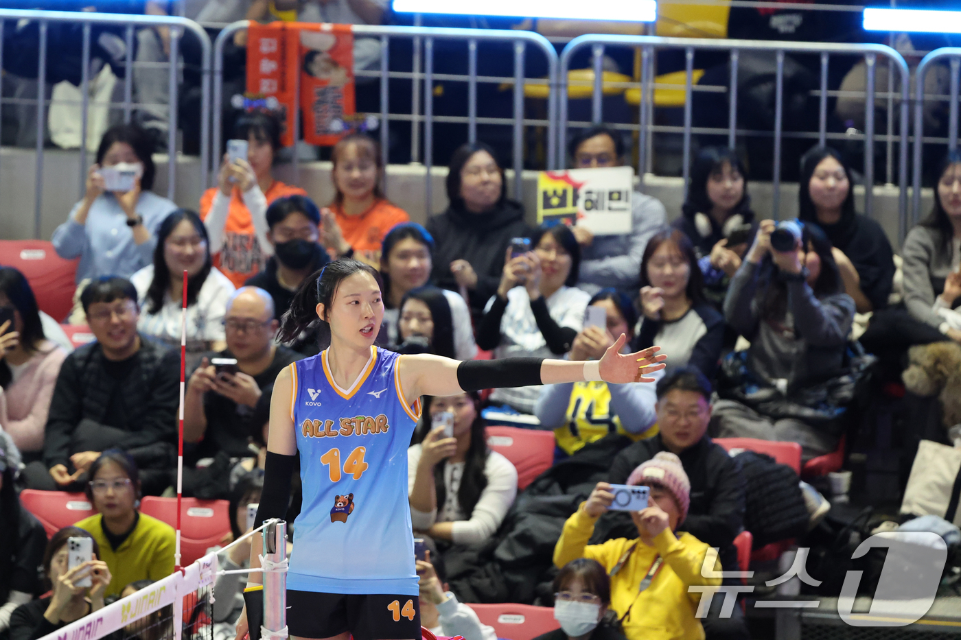 (춘천=뉴스1) 황기선 기자 = 25일 오후 강원 춘천 호반체육관에서 열린 프로배구 '2025-2026 진에어 V리그 올스타전' 여자부 K-스타와 V-스타의 경기에서 K-스타 양효 …