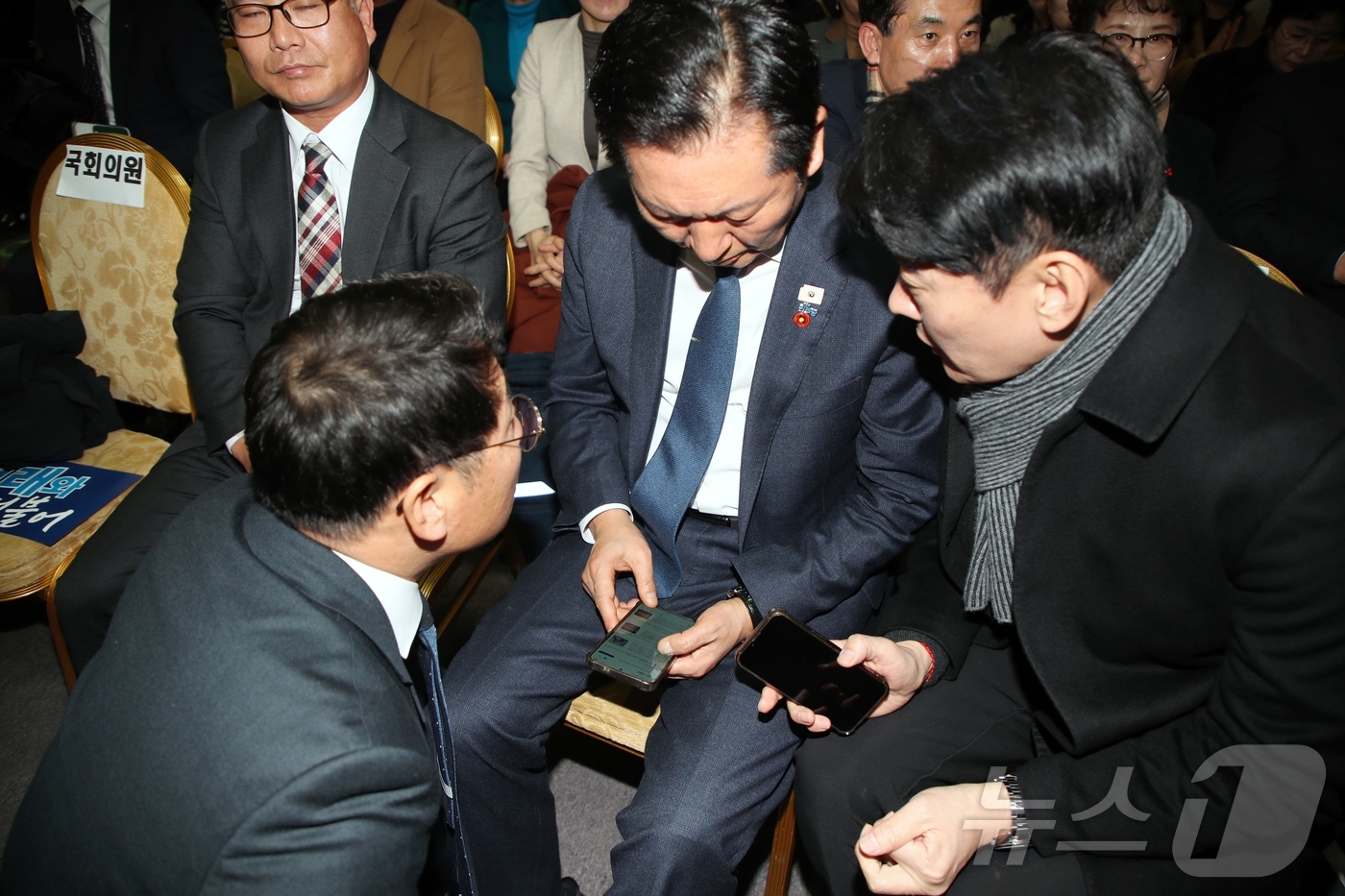 (제주=뉴스1) 강승남 기자 = 정청래 더불어민주당 대표가 25일 오후 제주상공회의소에서 열린 지지자 모임 청솔포럼 비전선포식 특별강연 직후 한민수 당대표 비서실장 등으로부터 이해 …