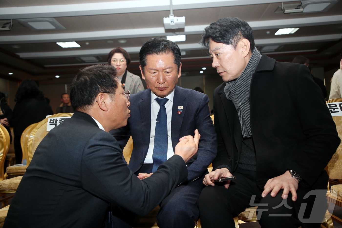 (제주=뉴스1) 강승남 기자 = 정청래 더불어민주당 대표가 25일 오후 제주상공회의소에서 열린 지지자 모임 청솔포럼 비전선포식 특별강연 직후 한민수 당대표 비서실장 등으로부터 이해 …