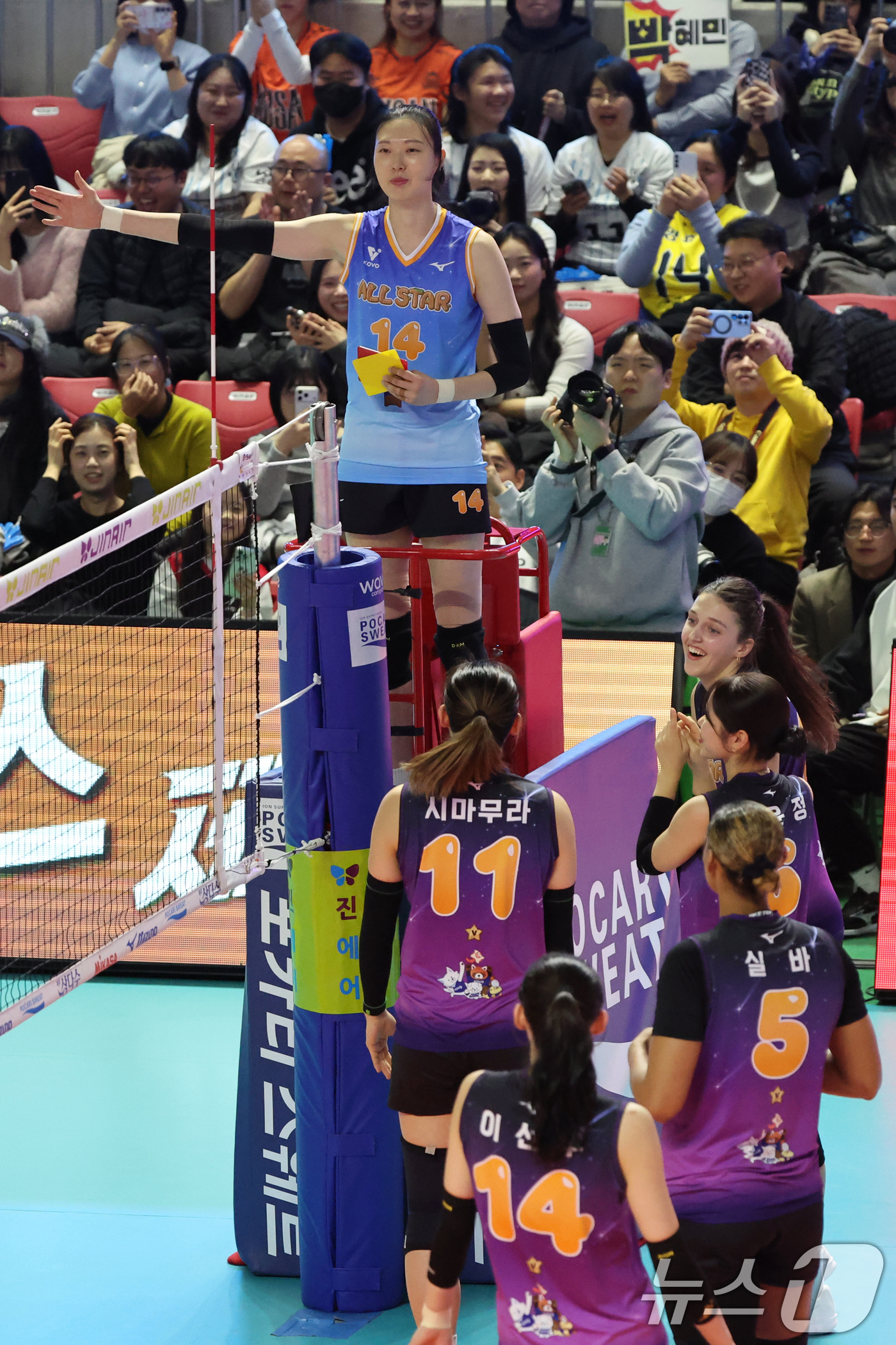 (춘천=뉴스1) 황기선 기자 = 25일 오후 강원 춘천 호반체육관에서 열린 프로배구 '2025-2026 진에어 V리그 올스타전' 여자부 K-스타와 V-스타의 경기에서 K-스타 양효 …