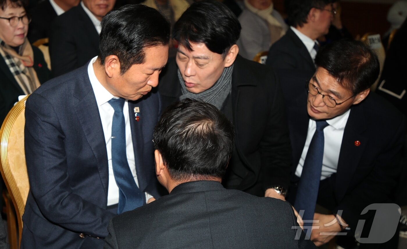 본문 이미지 - 정청래 더불어민주당 대표가 25일 오후 제주상공회의소에서 열린 지지자 모임 청솔포럼 비전선포식 특별강연 직후 한민수 당대표 비서실장 등으로부터 이해찬 전 총리 별세에 대해 보고받고 있다. 2026.1/25/뉴스1 2026.1.25/뉴스1 ⓒ News1 강승남 기자