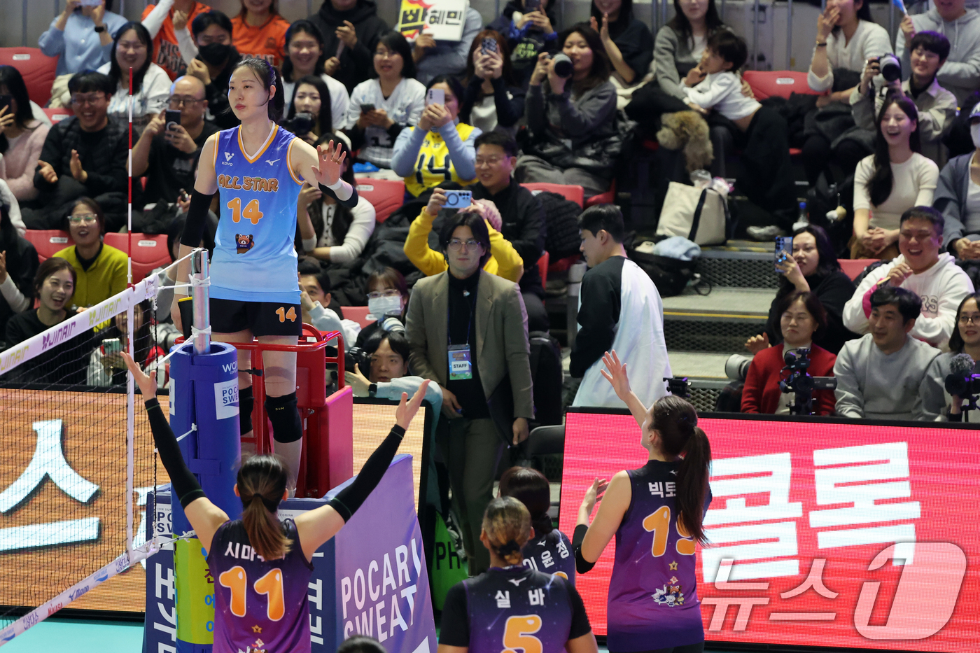 (춘천=뉴스1) 황기선 기자 = 25일 오후 강원 춘천 호반체육관에서 열린 프로배구 '2025-2026 진에어 V리그 올스타전' 여자부 K-스타와 V-스타의 경기에서 K-스타 양효 …