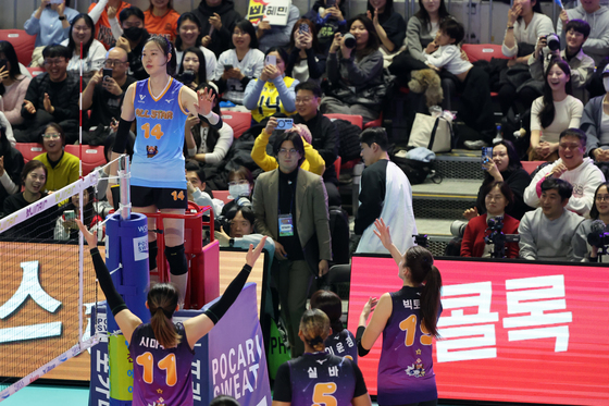 V-스타 선수들 항의 받는 '주심' 양효진