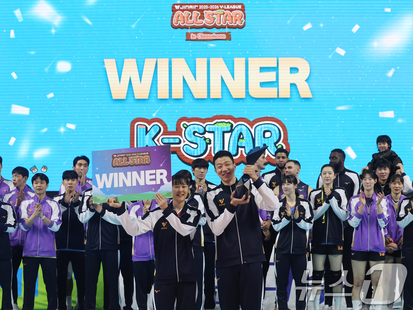 (춘천=뉴스1) 황기선 기자 = 25일 오후 강원 춘천 호반체육관에서 열린 프로배구 '2025-2026 진에어 V리그 올스타전' K-스타와 V-스타의 경기에서 총점 40-33으로 …