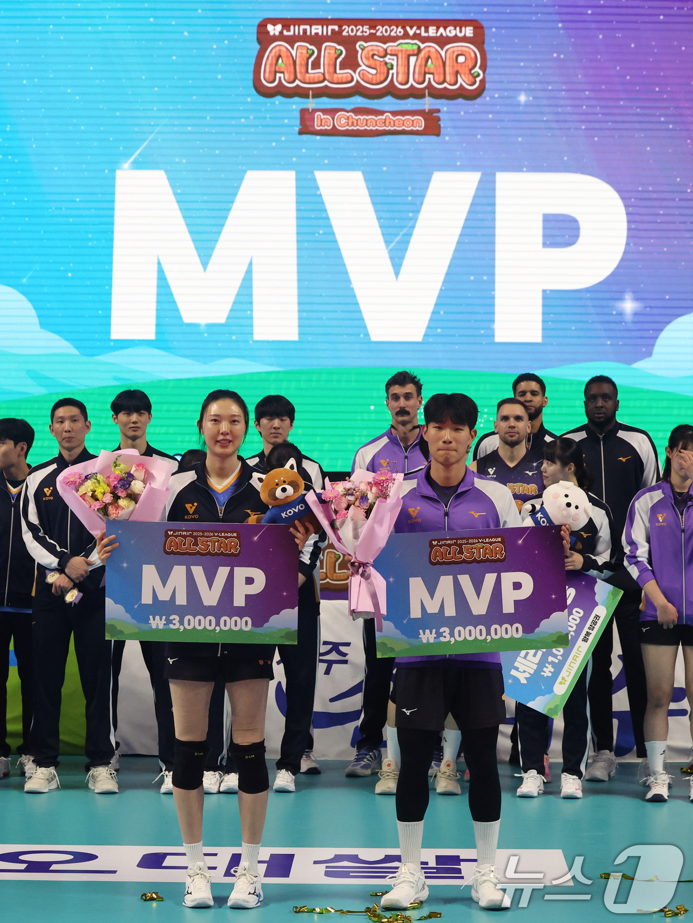 (춘천=뉴스1) 황기선 기자 = 25일 오후 강원 춘천 호반체육관에서 열린 프로배구 '2025-2026 진에어 V리그 올스타전' K-스타와 V-스타의 경기에서 MVP를 수상한 김우 …