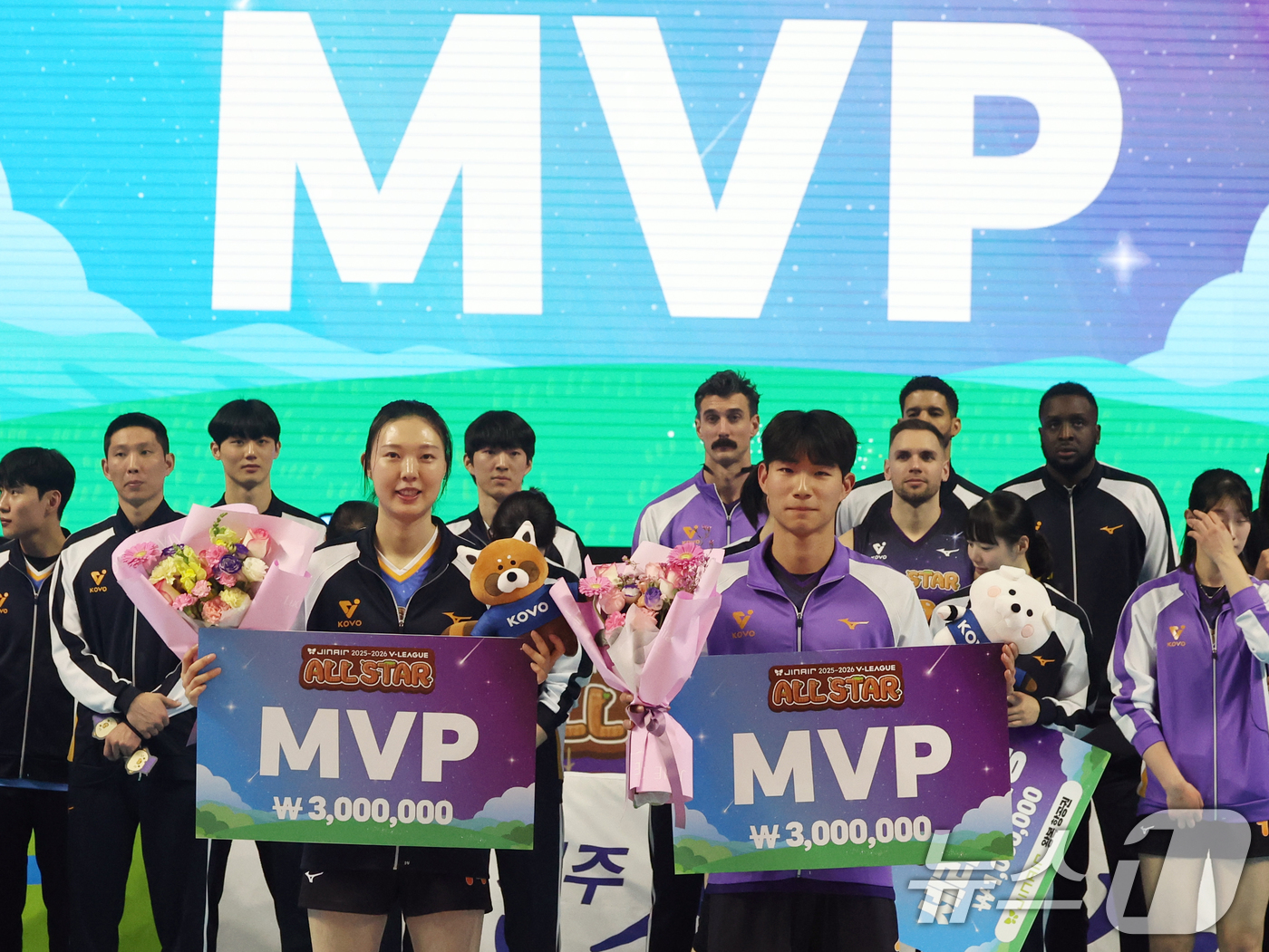 (춘천=뉴스1) 황기선 기자 = 25일 오후 강원 춘천 호반체육관에서 열린 프로배구 '2025-2026 진에어 V리그 올스타전' K-스타와 V-스타의 경기에서 MVP를 수상한 김우 …