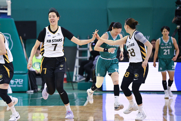 '박지수 더블더블' KB, 선두 하나은행 격침…2게임 차 추격
